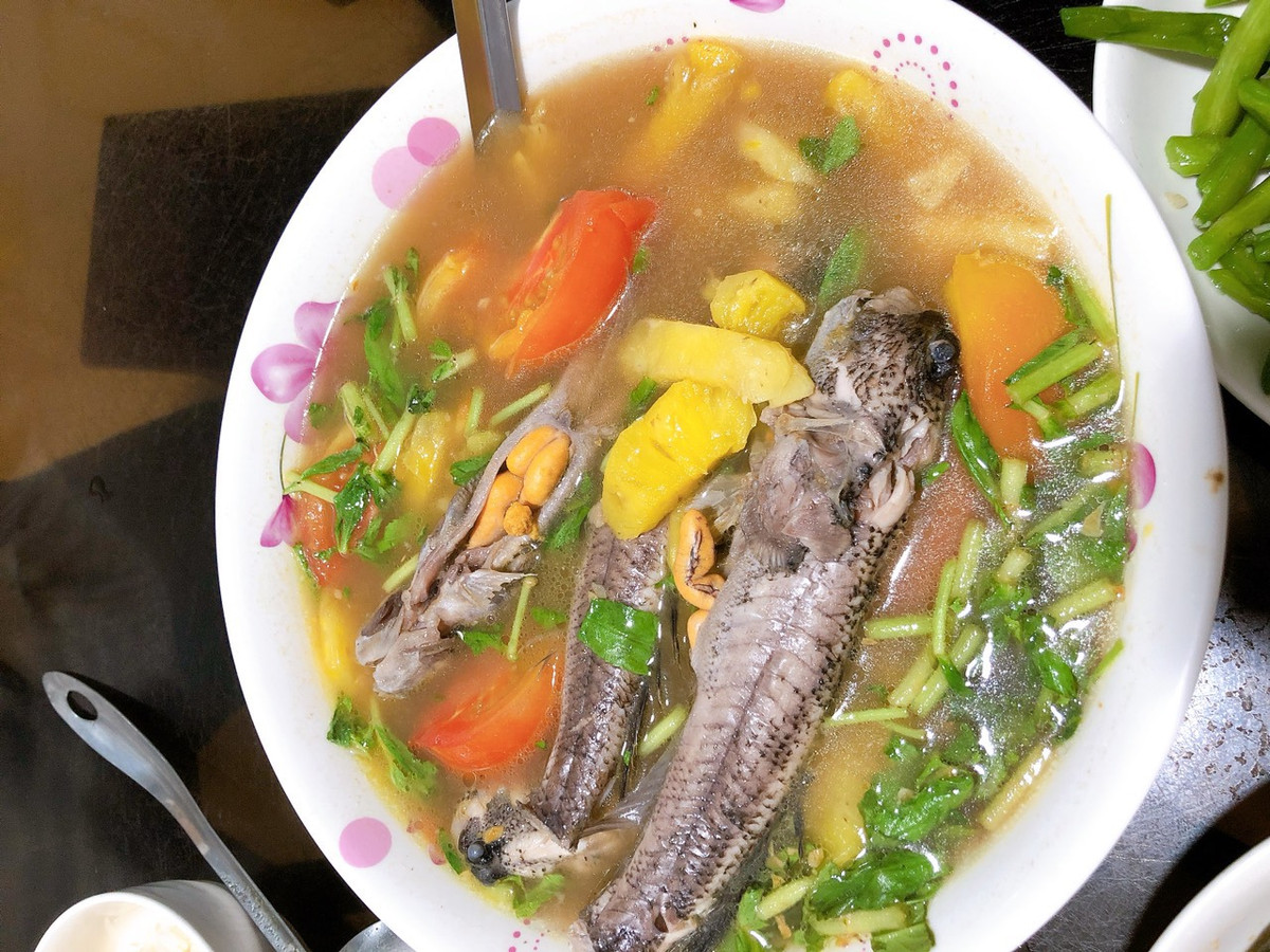 Khi dùng món ăn này thì du khách cần chú ý chỉ nên bỏ từng con cá thòi lòi vào nồi lẩu để cá chín tới, không chín rục. Lẩu cá thòi lòi còn ăn kèm với rau muống, bắp chuối, cà chua, rau thơm… và nhiều loại rau khác. Đặc biệt, món ăn này phải dùng chung với mắm me và bún sợi.