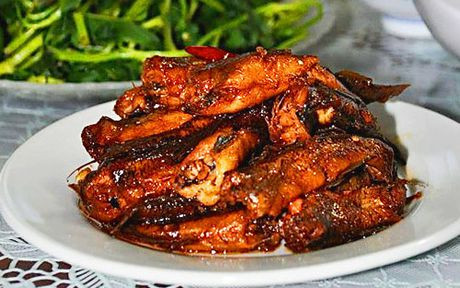 Cá thòi lòi kho tiêu muốn ngon phải kho trên nồi đất. Cá sau khi được ướp gia vị sẽ được nấu trên nồi đất với nước dừa và mỡ heo, để lửa riu liu cho đến khi nồi cá cạn nước là cá đã chín nhừ.