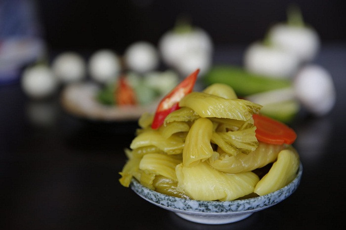 Dưa cải muối, cũng là một trong những loại thực phẩm lên men phổ biến, đã được chứng minh là có lợi ích phòng chống ung thư. Dưa chua lên men cũng chứa nhiều vi khuẩn có lợi được gọi là probiotics, rất tốt cho sức khỏe đường ruột.