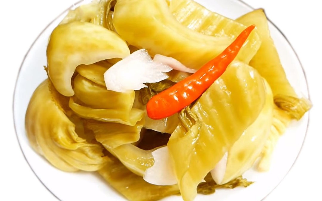 Mặt khác, không nên muối quá mặn, bởi lẽ dưa, cà muối “cõng” 1 lượng muối lớn và với việc ăn quá mặn sẽ gây hại cho thận, tim; đồng thời dễ dẫn đến tăng huyết áp.