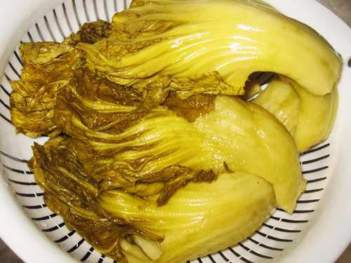 Hơn nữa, món ăn này cũng sẽ chứa rất nhiều vi khuẩn có hại cho sức khỏe nếu không bảo quản kĩ và để lên men chua quá lâu.