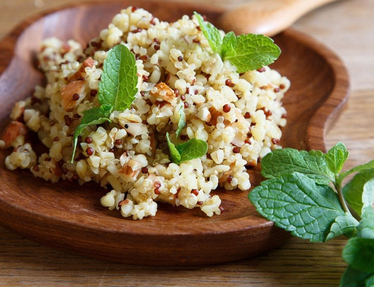 10. Hạt quinoa (diêm mạch): Hạt quinoa chứa nhiều protein hơn bất kỳ loại ngũ cốc nào khác cũng như tất cả chín axit amin thiết yếu. Một nghiên cứu trên tạp chí Current Developments in Nutrition tiết lộ rằng hạt quinoa làm giảm vòng eo cũng như chất béo trung tính trong huyết thanh ở những đối tượng thừa cân và béo phì.