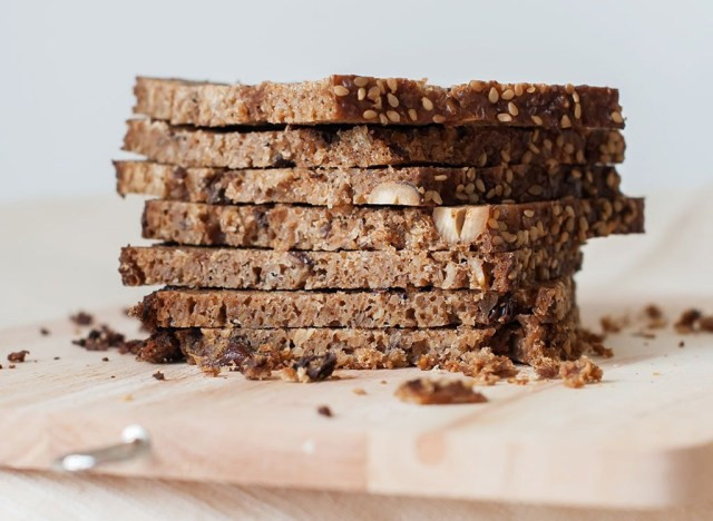 2. Bánh mì từ ngũ cốc nảy mầm: Thay vì tìm đến bánh mì trắng không có chất dinh dưỡng, hãy chọn bánh mì làm từ ngũ cốc nảy mầm để giảm mỡ bụng. Ngũ cốc nguyên hạt nảy mầm chứa vitamin C, vitamin B, chất xơ, folate và một số axit amin bổ sung tốt cho việc giảm cân.