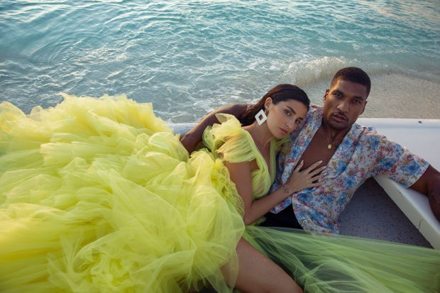 Trên trang cá nhân, người đẹp đến từ Canada chia sẻ đây là trang bìa tạp chí đầu tiên cô góp mặt trong năm 2021 và là trang bìa tạp chí đầu tiên chụp chung với chồng.