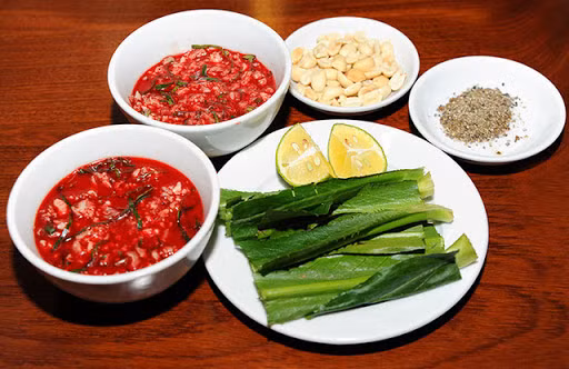 Tiết bò tươi: Tại Kenya, chuyện uống một chén tiết bò tươi từ con vật mới được giết mổ không phải là chuyện diễn ra thường xuyên đối với người Maasai mà chỉ dành cho những dịp đặc biệt như đám cưới vì người Maasai ít giết động vật. Khi cần lấy tiết, giống như vắt sữa, họ chỉ cắt động mạch của bò để lấy tiết nhưng không làm chết nó.