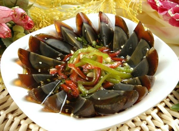 Trứng thế kỷ, Trung Quốc: Loại trứng có mùi vị lạ lùng này được người dân Trung Quốc chọn để bắt đầu ngày mới. Trứng thế kỷ được ngâm trong hỗn hợp đất sét, muối, tro, vôi và gạo. Sau một thời gian, lòng đỏ trứng sẽ chuyển sang màu xanh, lòng trắng trứng hóa màu đen lẫn mùi hăng khó chịu.