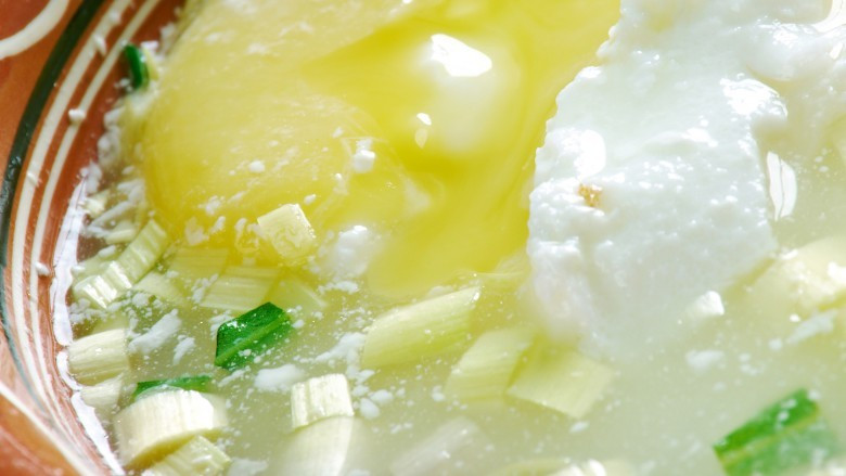 Súp Changua với socola nóng: Súp Changua cũng là một món súp mà người ta có thể thích hoặc ghét gồm có sữa, nước, hành và trứng. Đặt bên cạnh đó là một cốc socola nóng và khi ăn có thể trộn một ít phô mai vào.