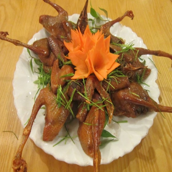 Chim trời: Về thành phố Bắc Ninh, thực khách sẽ dễ dàng nhận ra một phố dài với rất nhiều nhà hàng, quán ăn lớn có đặc sản chim trời. Hầu như trước mỗi nhà hàng đều có những lồng lớn chứa chim, gà các loại để thực khách tha hồ chọn lựa. Những món ăn đặc sắc được chế biến từ chim phải kể đến là chim nướng, chim hấp, chim quay, xôi chim, vịt trời hầm sả và tiêu xanh, gà ác hầm thuốc bắc…