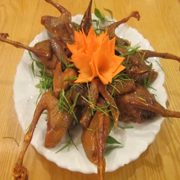 Chim trời: Về thành phố Bắc Ninh, thực khách sẽ dễ dàng nhận ra một phố dài với rất nhiều nhà hàng, quán ăn lớn có đặc sản chim trời. Hầu như trước mỗi nhà hàng đều có những lồng lớn chứa chim, gà các loại để thực khách tha hồ chọn lựa. Những món ăn đặc sắc được chế biến từ chim phải kể đến là chim nướng, chim hấp, chim quay, xôi chim, vịt trời hầm sả và tiêu xanh, gà ác hầm thuốc bắc…