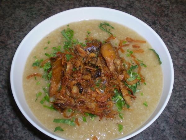 Cháo cá Tích Nghi: Đây là đặc sản Bắc Ninh nổi tiếng được nhiều du khách yêu thích. Cháo được nấu từ cám trầm và cá chép bởi thịt của nó vừa ngon, chắc vừa cho vị ngọt tự nhiên.