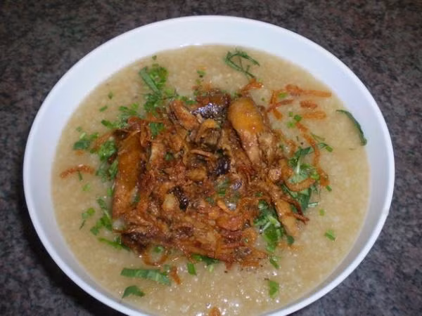 Cháo cá Tích Nghi: Đây là đặc sản Bắc Ninh nổi tiếng được nhiều du khách yêu thích. Cháo được nấu từ cám trầm và cá chép bởi thịt của nó vừa ngon, chắc vừa cho vị ngọt tự nhiên.