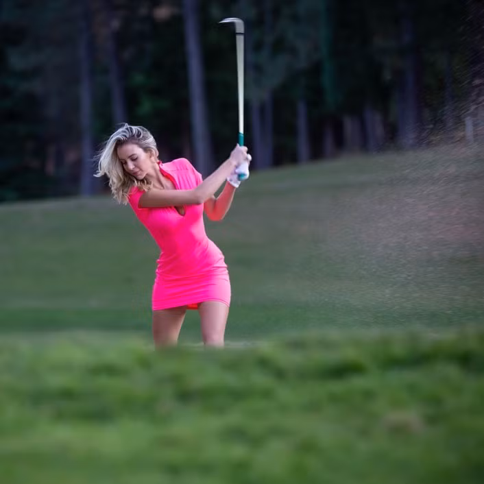 Nàng mẫu 9X diện váy ngắn ôm sát đánh golf khiến nhiều người mất tập trung.