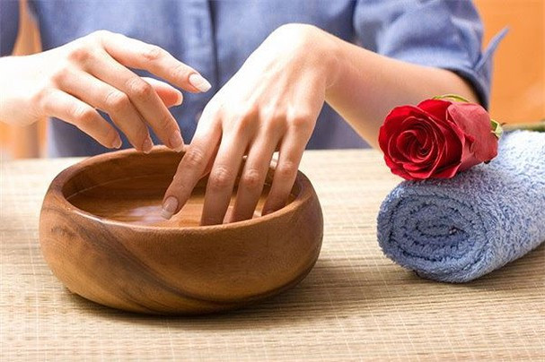 Tẩy tế bào chết cho da tay: Có một số phương pháp tẩy da chết cho đôi tay tại nhà dễ dàng giúp giảm khô tay. Ngâm khoảng 10 phút trong nước ấm với một muỗng cà phê dầu hạnh nhân.