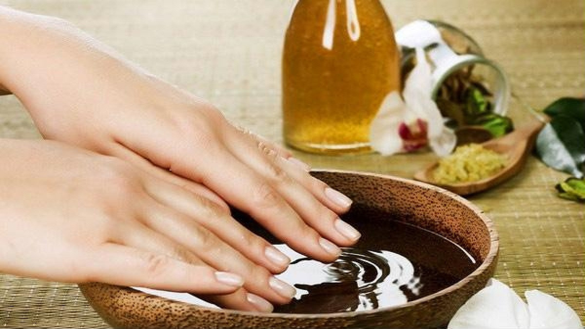 Để đảm bảo độ chắc khỏe cho móng tay, bạn hãy sử dụng một loại kem dưỡng ẩm có thành phần tự nhiên để làm chậm sự hydrat hóa. Hoặc bạn có thể dùng dầu ô liu thoa đều lên các đầu móng và da tay, massage nhẹ nhàng trước khi đi ngủ. Cách này giúp làm ấm bàn tay, đẩy nhanh quá trình lưu thông máu và dưỡng ẩm cho tay, móng tay.