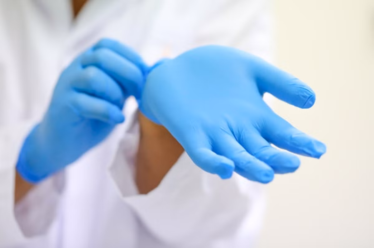 Đeo găng tay bảo vệ: Bạn nên đeo găng tay cao su khi rửa bát hay giặt giũ quần áo bởi các chất tẩy rửa này có tính bazơ rất mạnh có thể phá hoại lớp bảo vệ da tay, gây tình trạng mất nước, nghiêm trọng hơn có thể bào mòn lớp biểu bì làm da tay nhạy cảm, dễ bị tổn thương.