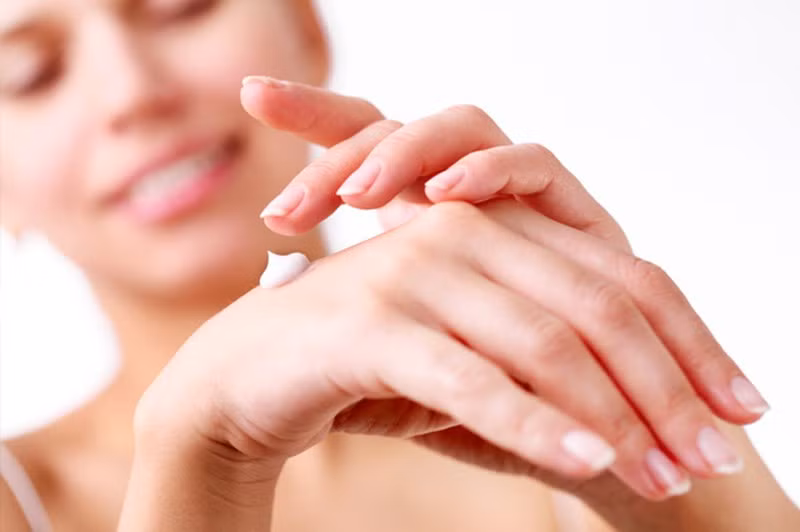 Thường xuyên bôi kem dưỡng ẩm: Kem dưỡng ẩm chính là một trong những thần dược cho đôi bàn tay của bạn. Bôi kem dưỡng ẩm da tay có thành phần từ thiên nhiên như tinh dầu thực vật sẽ giúp bạn cải thiện đáng kể làn da khô ráp.