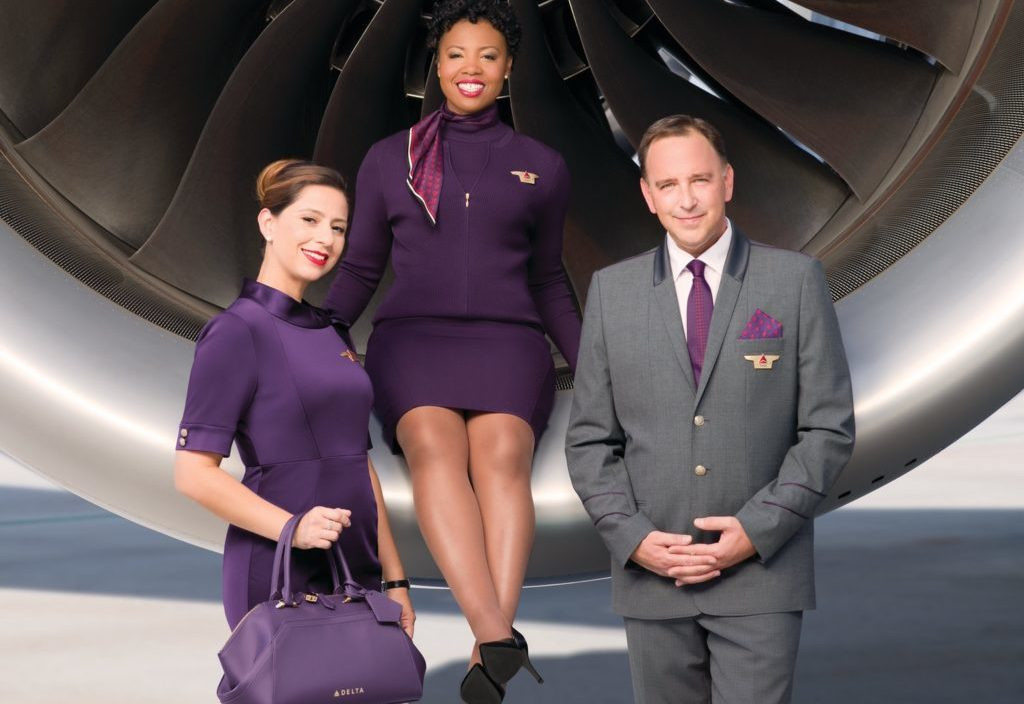 Các màu sắc trang phục có ý nghĩa kết nối hàng không và du lịch. Màu xám tượng trưng cho ngành hàng không còn màu tím mận tượng trưng cho quyển hộ chiếu.