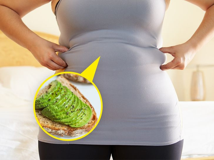 Quả bơ: Siêu thực phẩm này rất giàu dinh dưỡng. Một khẩu phần bơ cung cấp 1/4 nhu cầu vitamin K, 1/5 nhu cầu folate và 1/10 nhu cầu vitamin E hàng ngày của người trưởng thành. Trái cây béo này cũng giàu omega-3 và chất xơ. Tuy nhiên ăn quá nhiều bơ cũng có thể dẫn đến viêm, đầy hơi và khó chịu ở dạ dày. Quả bơ còn có lượng calo cao, ăn quá nhiều có thể dẫn đến tăng cân. Các chuyên gia khuyến khích chỉ nên ăn 50 g hoặc khoảng một phần ba đến một nửa quả bơ mỗi ngày.