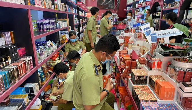 Sat Tet, chi em lai khon don vi my pham gia-Hinh-2