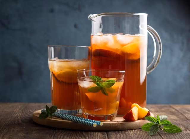 6. Trà đá có đường: Trong khi một tách trà (đặc biệt là trà xanh) thực sự có nhiều lợi ích cho sức khỏe và có thể giúp bạn sống lâu thì loại trà có đường (trà ngọt) lại tác động tiêu cực đến sức khỏe. Vì đồ uống có đường này thường chứa nhiều chất làm ngọt nhân tạo nên việc uống nó thường xuyên có thể rút ngắn tuổi thọ của bạn.