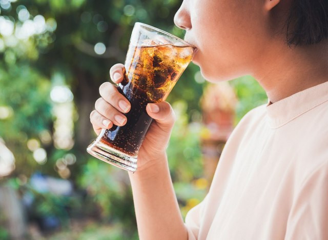 7. Soda ăn kiêng: Mặc dù soda dành cho người ăn kiêng có thể ít gây hại hơn so với soda thông thường từ quan điểm calo, nhưng nó có thể gây hại tương đương (nếu không muốn nói là hơn, bởi tất cả các chất làm ngọt nhân tạo và hóa chất trong nó) đối với sức khỏe tổng thể của một người.