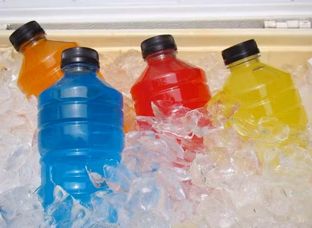 5. Đồ uống thể thao: Không ngọt như soda nhưng đồ uống thể thao có thể rút ngắn tuổi thọ của bạn. Theo cùng một nghiên cứu năm 2019 được trích dẫn ở trên, các nhà nghiên cứu thuộc ĐH Harvard phát hiện ra rằng uống đồ uống thể thao (và đồ uống có đường khác) làm tăng nguy cơ tử vong do bệnh tim và một số loại ung thư, bao gồm ung thư vú và ung thư ruột kết.