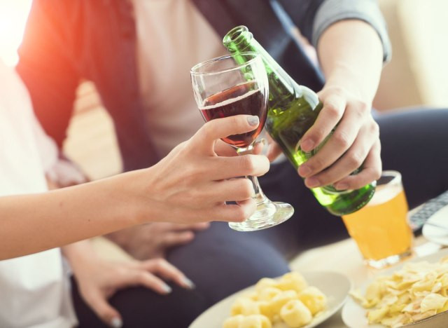 1. Rượu: Uống rượu thông thường sẽ không có tác động tiêu cực đến tuổi thọ nhưng lạm dụng quá mức lại là một câu chuyện khác. Trên thực tế, một nghiên cứu về Nghiện rượu: Lâm sàng và Thực nghiệm cho thấy những người uống rượu từ 4 ngày trở lên trong tuần tăng trung bình 20% nguy cơ tử vong sớm.