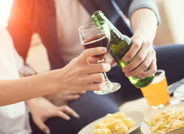 1. Rượu: Uống rượu thông thường sẽ không có tác động tiêu cực đến tuổi thọ nhưng lạm dụng quá mức lại là một câu chuyện khác. Trên thực tế, một nghiên cứu về Nghiện rượu: Lâm sàng và Thực nghiệm cho thấy những người uống rượu từ 4 ngày trở lên trong tuần tăng trung bình 20% nguy cơ tử vong sớm.