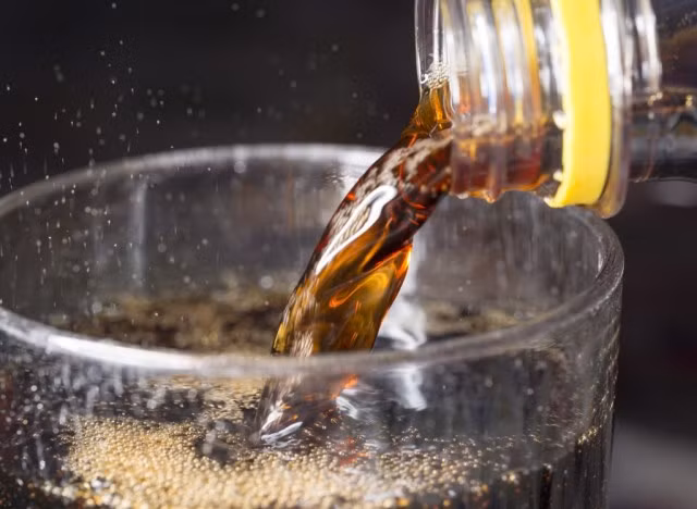 4. Soda: Theo một nghiên cứu năm 2019 xuất hiện trên tạp chí Circulation, những người uống càng nhiều đồ uống có đường thì nguy cơ tử vong càng cao. Cụ thể hơn, các nhà nghiên cứu phát hiện ra rằng tiêu thu mỗi khẩu phần thức uống có đường (như soda) hàng ngày có liên quan đến việc tăng 7% nguy cơ tử vong do bất kỳ nguyên nhân nào, tăng 5% nguy cơ tử vong do ung thư và tăng 10% nguy cơ tử vong do bệnh tim mạch.