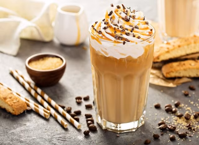 3. Đồ uống vị cà phê có đường: Uống quá nhiều đồ uống cà phê có đường thậm chí còn nguy hiểm hơn cà phê đơn thuần. Nhiều nghiên cứu đã chỉ ra rằng ăn quá nhiều đường có thể dẫn đến tử vong sớm. Điều này là do, ngoài việc góp phần vào việc tăng cân và béo phì, đường trong cốc nước ngọt của bạn có thể gây mất nước và làm tăng nguy cơ mắc bệnh tiểu đường.