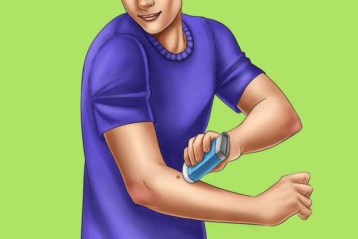 Làm dịu nốt muỗi đốt: Nếu bị muỗi cắn bạn cũng có thể dùng lăn khử mùi để giảm ngứa, mẩn đỏ. Chất khử mùi có chứa nhôm clorua, giúp giảm ngứa và mẩn đỏ.