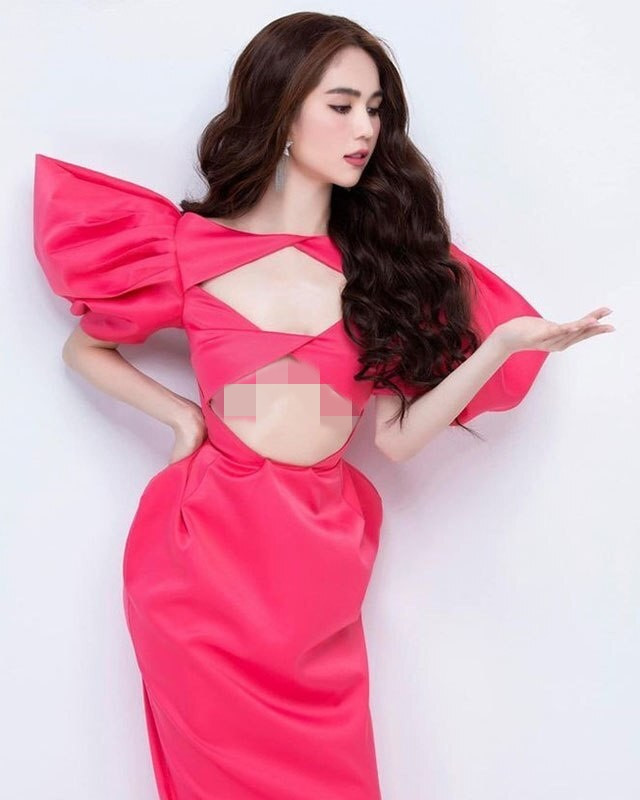 Chiếc đầm khoét ngực táo bạo được Ngọc Trinh thử nghiệm, giúp cô tôn vẻ đẹp hình thể.