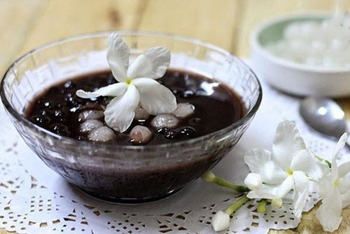 Chè đỗ đen hay đậu đen là thứ quà vặt phổ biến và được nhiều người yêu thích mỗi khi hè về. Trước đây thường chè đỗ đen chỉ cho thêm vài giọt dầu chuối ăn cùng.