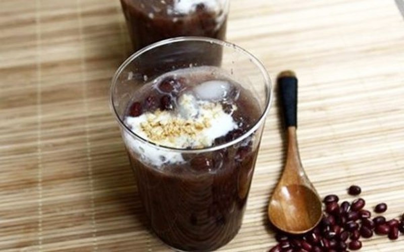 Ngày nay, món chè dân dã này đã thay đổi và có nhiều biến tấu nhưng nhiều người vẫn thích món chè đỗ đen ăn cùng đá viên và cốt dừa giản dị mà mát lành. Bưng cốc chè mát lạnh có những hạt đậu mềm bùi, thấm cái ngọt của đường, bao nhiêu cái nóng bức của mùa hè dường như tan biến hết.