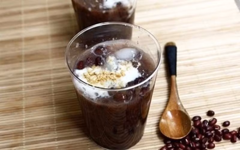 Ngày nay, món chè dân dã này đã thay đổi và có nhiều biến tấu nhưng nhiều người vẫn thích món chè đỗ đen ăn cùng đá viên và cốt dừa giản dị mà mát lành. Bưng cốc chè mát lạnh có những hạt đậu mềm bùi, thấm cái ngọt của đường, bao nhiêu cái nóng bức của mùa hè dường như tan biến hết.