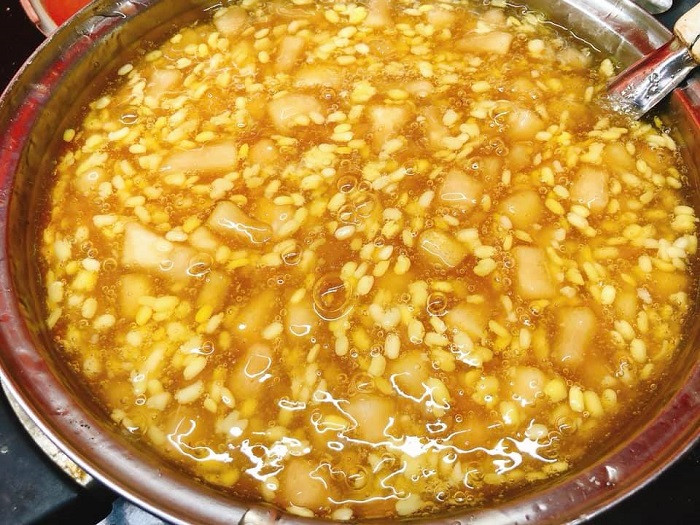 Chè bưởi là một món chè thanh mát và luôn được yêu thích trong những ngày hè nóng nực. Chè bưởi có vị ngọt mát, rất dễ ăn, vừa giải khát lại vừa thanh nhiệt.