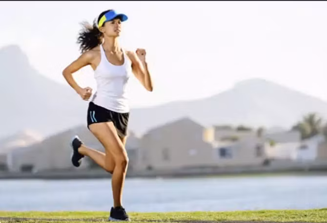 6. Cảm giác muốn đi đại tiện. Chạy có thể giải phóng các hormone trong dạ dày làm tăng co bóp trong ruột. Dạ dày rung lắc có thể thay đổi màng nhầy của đường tiêu hóa. Ngoài ra, lưu lượng máu đến ruột giảm, dẫn đến chuột rút và buồn đại tiện.