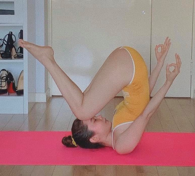 Trên trang facebook cá nhân, người đẹp siêu vòng ba thường xuyên chia sẻ những hình ảnh tập yoga cực gợi cảm.