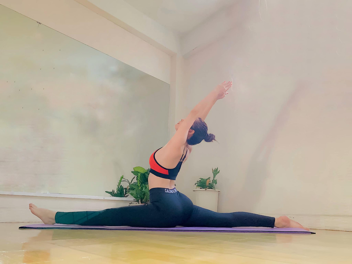 Với kinh nghiệm tập yoga nhiều năm, nàng hậu “siêu vòng 3” giờ đây dễ dàng thực hiện các tư thế khó như trồng cây chuối, con bò cạp hay rắn hổ mang...