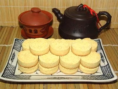 1. Bánh ngõa Lũng Ngoại: Một trong những đặc sản Vĩnh Phúc không thể không nhắc đến món Bánh ngõa. Đây là loại bán đặc sản nổi tiếng của làng Lũng Ngoại, xã Lũng Hòa, huyện Vĩnh Tường, Vĩnh Phúc. Loại bánh đặc biệt này được làm từ gạo nếp, đỗ xanh, mật mía hoặc đường. Hương vị bùi bùi, ngọt ngọt, càng nhai càng thấy béo ngậy của bánh ngõa chắc chắn sẽ làm du khách nhớ mãi không quên.