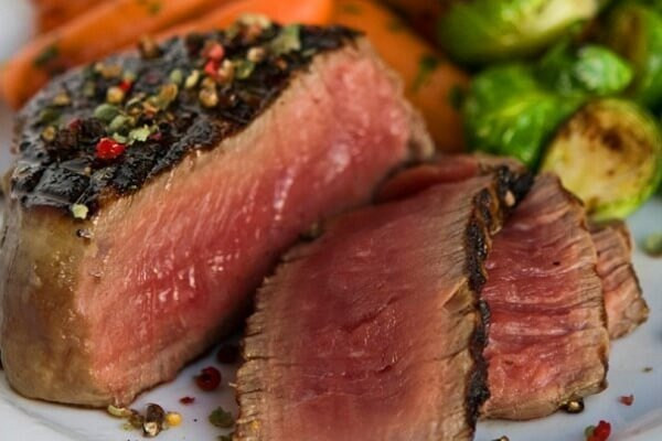 5. Bò tái kiến đốt: Để làm ra món ăn đặc sản đặc biệt này, người ta lấy những miếng thịt bò từ 1-2kg đặt vào những ổ kiến to trên các cây lớn, chọc cho lũ kiến ra khỏi tổ bâu vào đốt lấy miếng thịt. Những miếng thịt này sẽ được rửa sạch lại bằng nước muối pha loãng, để ráo rồi đem nướng chín trên bếp than hồng rực.