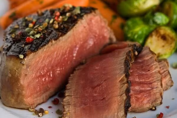 5. Bò tái kiến đốt: Để làm ra món ăn đặc sản đặc biệt này, người ta lấy những miếng thịt bò từ 1-2kg đặt vào những ổ kiến to trên các cây lớn, chọc cho lũ kiến ra khỏi tổ bâu vào đốt lấy miếng thịt. Những miếng thịt này sẽ được rửa sạch lại bằng nước muối pha loãng, để ráo rồi đem nướng chín trên bếp than hồng rực.