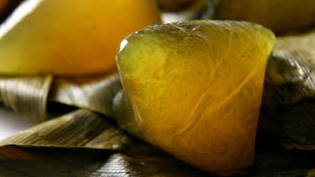 3. Bánh gio Tây Đình: Đây là đặc sản vang tiếng khắp vùng của làng Tây Đình, xã Tam Hợp, huyện Bình Xuyên, Vĩnh Phúc. Khác với bánh gio của những vùng miền khác, bánh gio Tây Đình có màu vàng nâu quyến rũ, có vị thanh mát, dễ ăn.