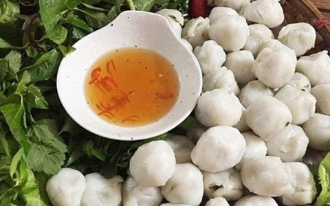 10. Bánh hòn Hương Canh: Nếu có dịp ghé qua mảnh đất Hương Canh - tỉnh Vĩnh Phúc, đừng quên thưởng thức món bánh hòn đặc sản. Gọi là bánh hòn bởi hình dáng của bánh giống hòn bi ve nhưng lớn hơn cỡ gấp 4 - 5 lần. Bánh có mùi thơm của mỡ hành và thịt băm mộc nhĩ, vỏ ngoài là lớp gạo tẻ trắng thơm hấp dẫn. Ảnh: IT.