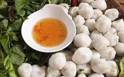 10. Bánh hòn Hương Canh: Nếu có dịp ghé qua mảnh đất Hương Canh - tỉnh Vĩnh Phúc, đừng quên thưởng thức món bánh hòn đặc sản. Gọi là bánh hòn bởi hình dáng của bánh giống hòn bi ve nhưng lớn hơn cỡ gấp 4 - 5 lần. Bánh có mùi thơm của mỡ hành và thịt băm mộc nhĩ, vỏ ngoài là lớp gạo tẻ trắng thơm hấp dẫn. Ảnh: IT.