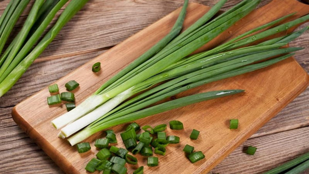 Hành hoa: Bạn cũng có thể dùng hành hoa trị mẩn ngứa cũng rất hiệu quả. Hành hoa nhặt bỏ lá úa và rễ, rửa sạch, thái thành từng đoạn dài khoảng 4 – 5cm. Đun sôi 1,5l nước rồi cho hành, muối vào đun tiếp trong khoảng 5 – 10 phút.