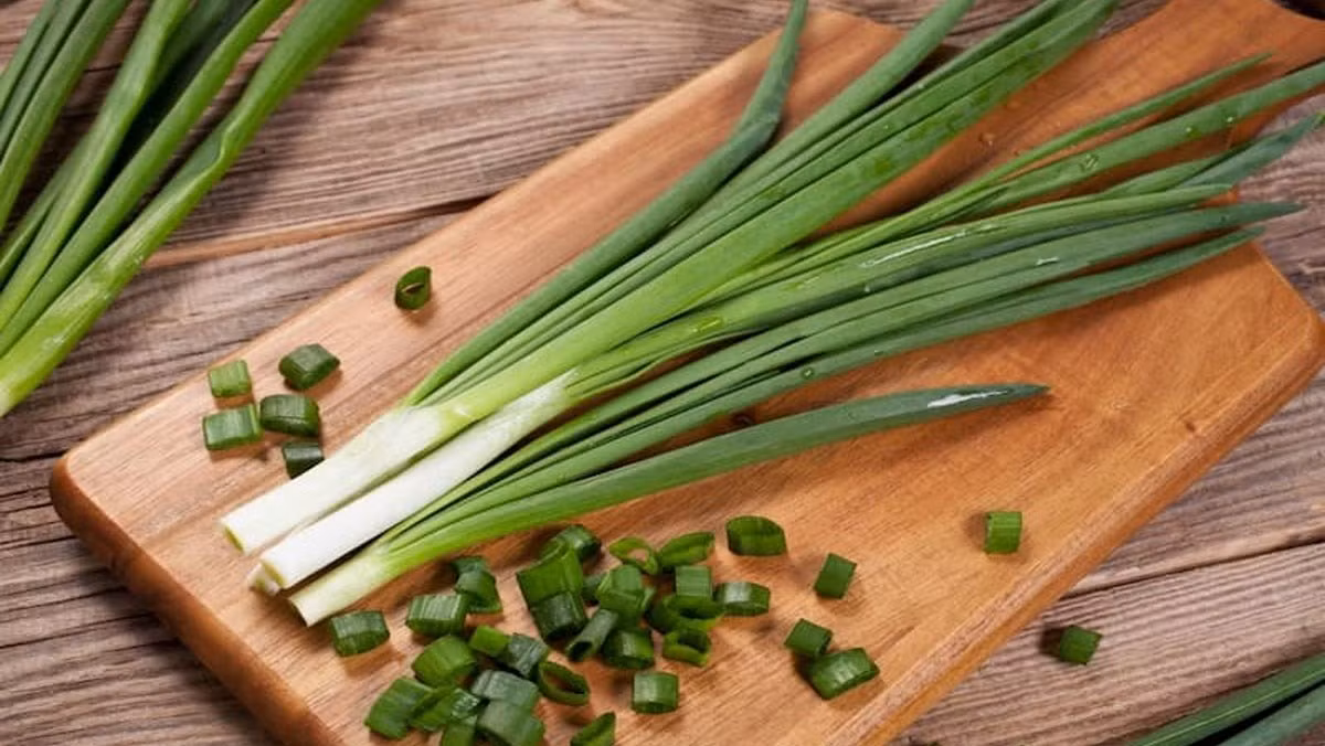 Hành hoa: Bạn cũng có thể dùng hành hoa trị mẩn ngứa cũng rất hiệu quả. Hành hoa nhặt bỏ lá úa và rễ, rửa sạch, thái thành từng đoạn dài khoảng 4 – 5cm. Đun sôi 1,5l nước rồi cho hành, muối vào đun tiếp trong khoảng 5 – 10 phút.