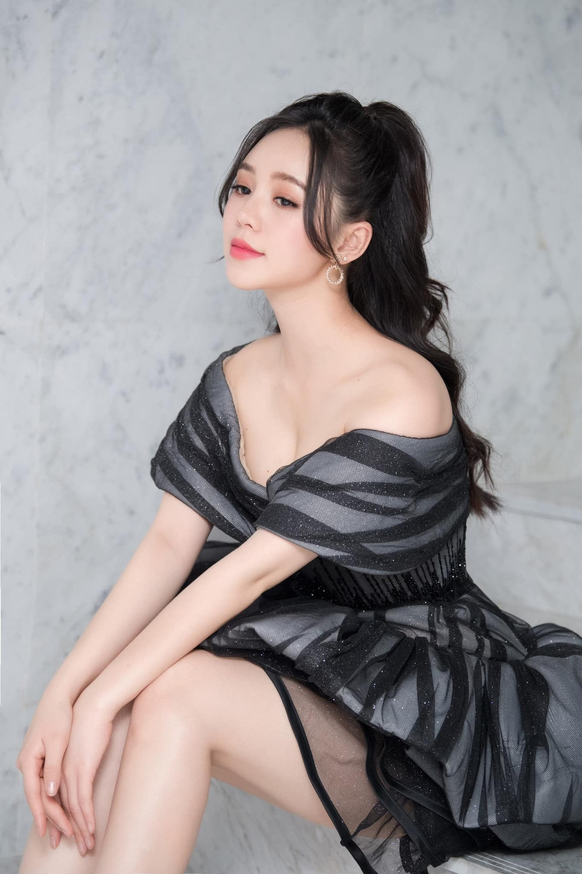 Khi đi sự kiện, nàng hot girl này thường chọn các thiết kế trễ vai gợi cảm.