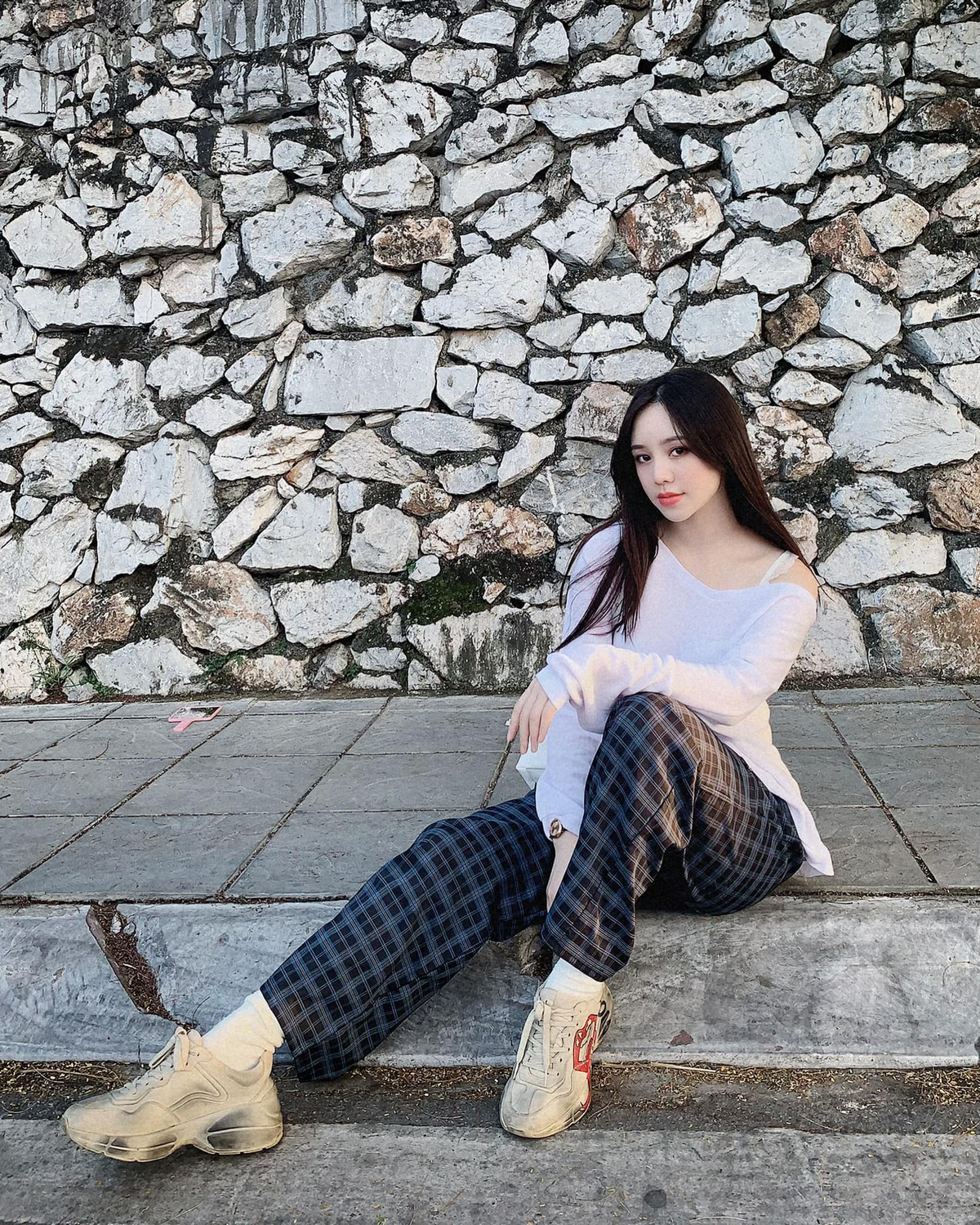 Vóc dáng đẹp, làn da trắng và gương mặt thanh tú giúp nữ diễn viên thoải mái biến đổi với nhiều phong cách thời trang khác nhau.