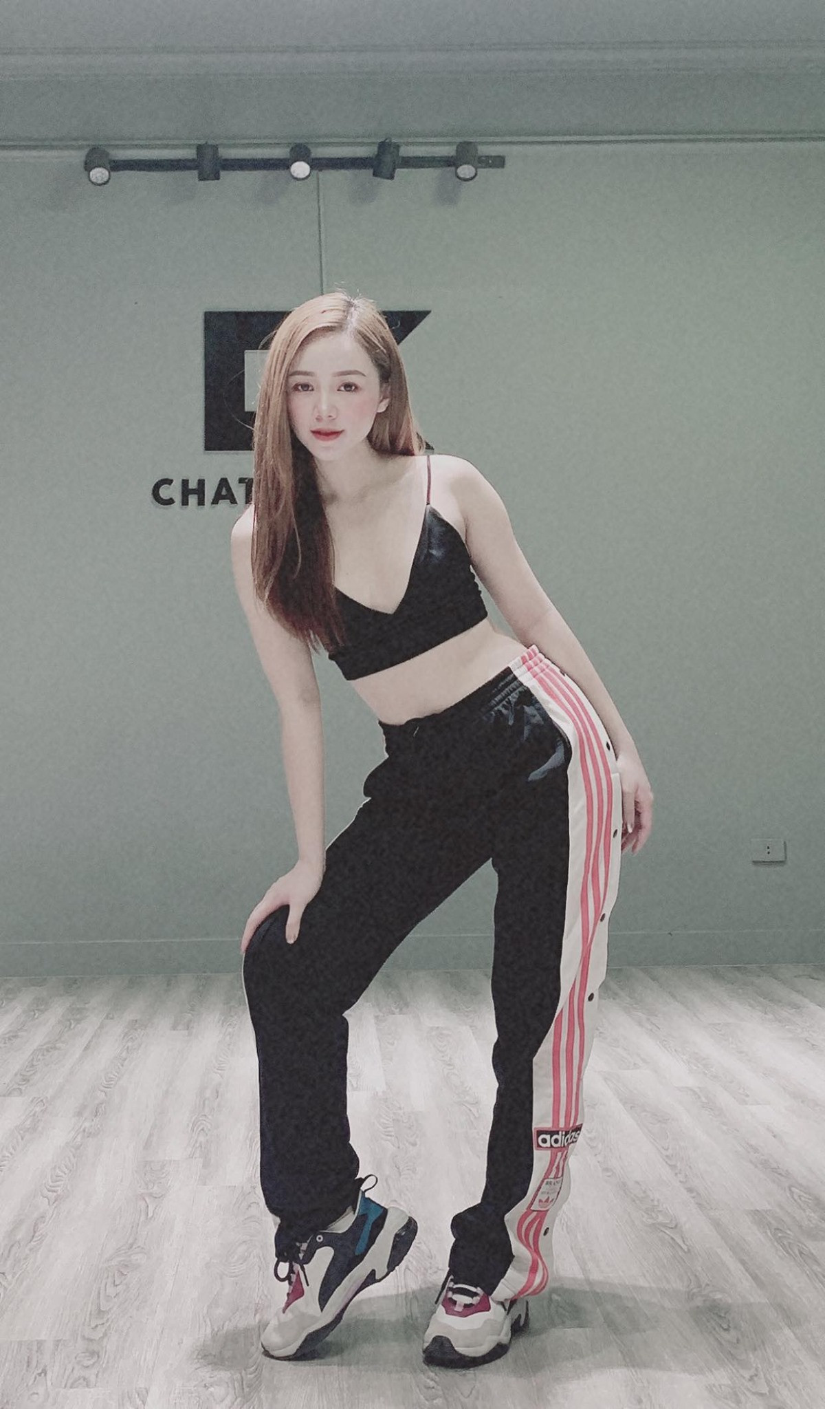 Quỳnh Kool diện set đồ khoe eo thon vừa gợi cảm vừa cá tính.